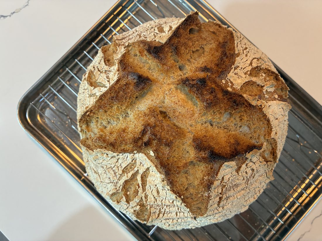 Frisch gebackenes Brot der Teigschwestern